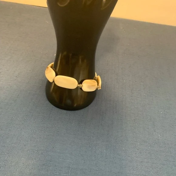 2/$13 Shell bracelet - Picture 6 of 6